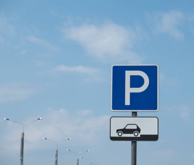 Gökyüzüne karşı yol işareti. Mavi arka planda p harfi. 