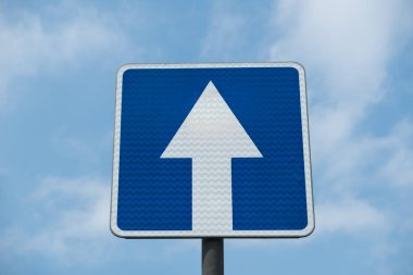 Gökyüzüne karşı yol tabelası. Mavi tabela 