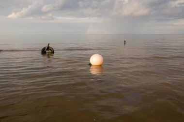 Yuvarlak şamandıra, yatları demirleme için. Güneşli bir günde deniz manzarası.