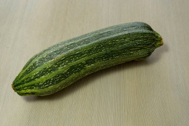 Kabak kirpikolmadan, dikdörtgen meyve ile kabak sıradan bir çalı çeşididir. Meyveler yeşil, sarı, siyah veya beyaz olabilir. Renkli arka planda sebze.