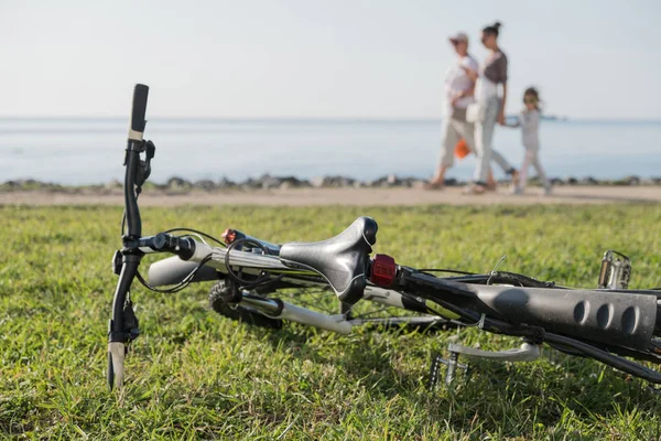 Report Seashore Bicycle Lies Green Grass People Walk Water Summer — Stock Photo, Image