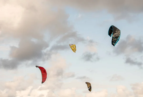 圣彼得堡市 俄罗斯 2019 拉多加湖的岸边 蓝天背景上的多彩风筝 人们在海上放松 在降落伞和风的帮助下在水面上滑冰 五颜六色的天空与云 — 图库照片