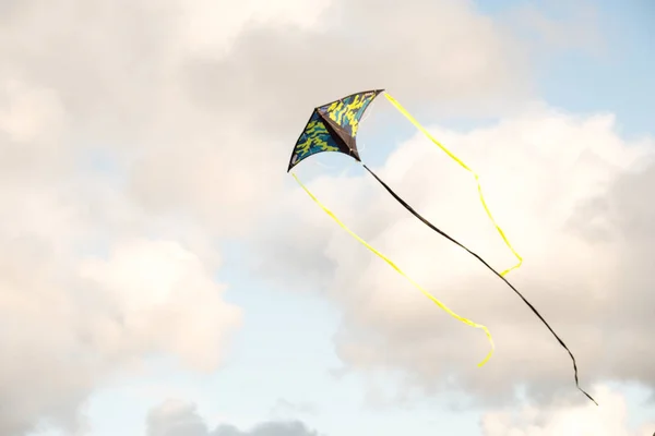 Drachen Fliegen Gegen Den Blauen Himmel Ein Spielzeug Das Der — Stockfoto