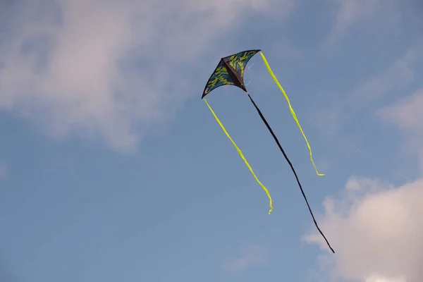 Drachen Fliegen Gegen Den Blauen Himmel Ein Spielzeug Das Der — Stockfoto