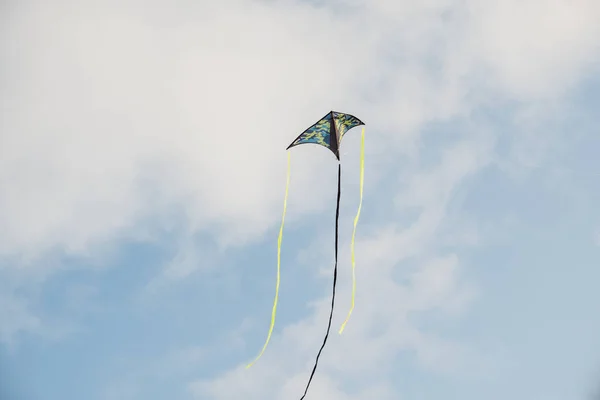青空に向かう凧 風にさらされて空中を飛ぶおもちゃ ケーブルで管理します — ストック写真