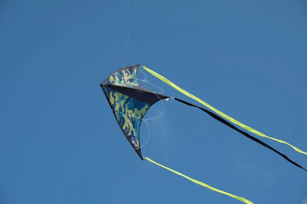 Воздушный Змей Летит Голубое Небо Игрушка Которая Летает Воздухе Воздействия — стоковое фото