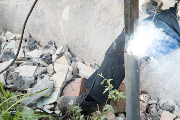 Welder Work Installation Metal Column Using Welding Machine Sparks Electrodes — Stock Photo, Image