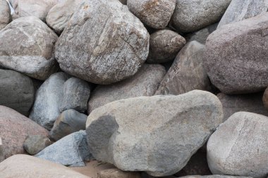 Taşlardan, kayalardan yapılmış istinat duvarı. Volkanik kayaçlar, granit, bazalt, gabro taşı. Deniz sahilinde banka koruması. Kıyıların dalgalar tarafından tahrip edilmesinden korunması. Su.