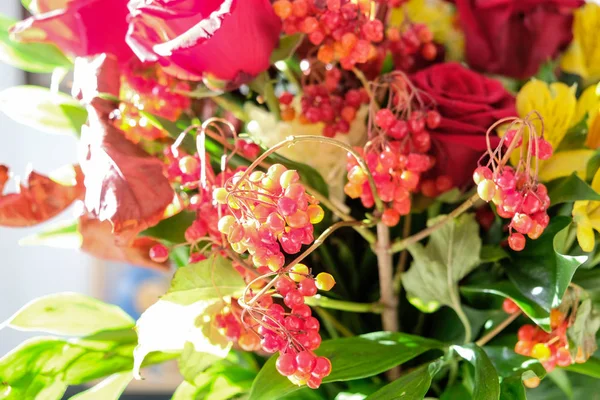 Rote Rose Und Ein Strauß Blumen Beeren Von Rotem Viburnum — Stockfoto