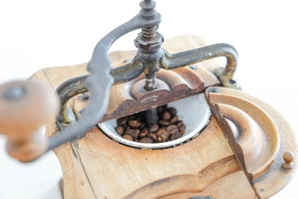 古いコーヒーグラインダーのコーヒー豆 製品を粉砕するための古いミル ギヤの回転のためのハンドルが付いている木箱および金属構造 ボウルにロースト コーヒー豆 — ストック写真