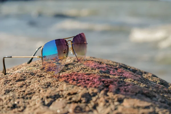 Spiegelung Der Landschaft Gläsern Bunte Sonnenbrillen Liegen Auf Einem Granitstein — Stockfoto