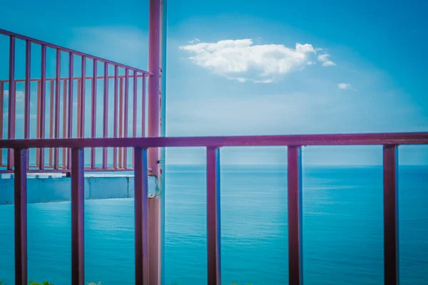 하늘에 금속그릴 바다를 배경으로 관찰용 테라스 호텔에서 놀다가 그루지야 — 스톡 사진