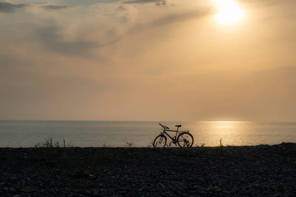 Bicycle Beach Sunset Background Pebble Coastline Sea Sun Sets Background — Stock Photo, Image