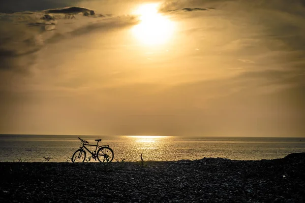 Fahrrad Strand Hintergrund Des Sonnenuntergangs Kieselsteinküste Des Meeres Die Sonne — Stockfoto