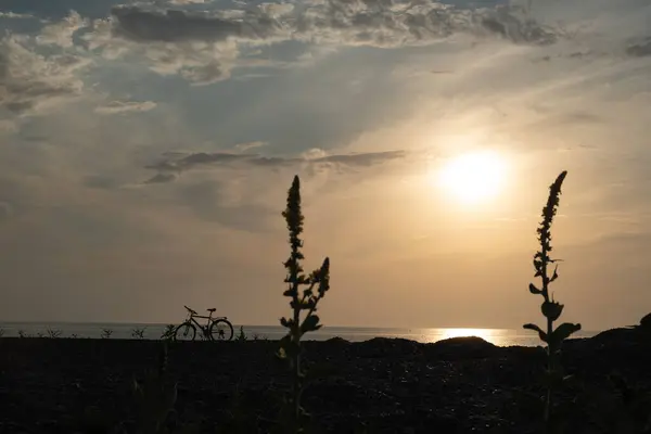 Bicicleta Playa Atardecer Costa Guijarros Del Mar Sol Pone Fondo —  Fotos de Stock