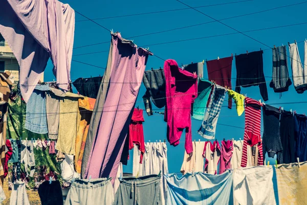 洗濯機は服の上にかかっている ロープは市内の家の間に引かれる 服は空気乾燥している ジョージア ロイヤリティフリーのストック写真