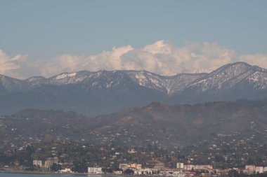 Kafkasya 'nın eteklerinin manzarası. Yüksek tepeler karla kaplıdır. Dağlar mavi gökyüzüne karşı. İyi günler. Güneşli. Georgia.