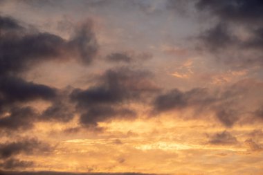 Denizde gün batımı. Kırmızı, sarı gökyüzü. Mavi bulutlar. Güneş suya batıyor. İyi akşamlar. Karadeniz. Georgia.