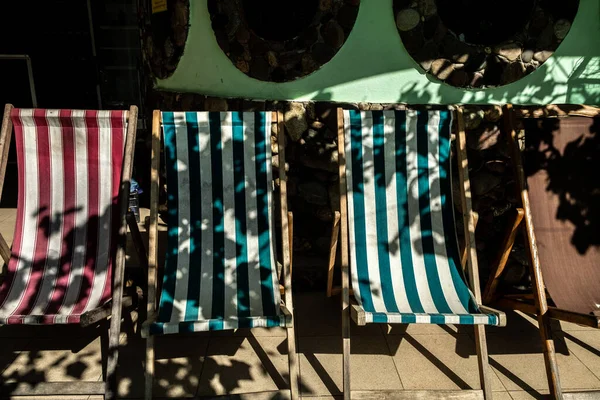 Άδειο Ριγέ Ξαπλώστρες Στην Αυλή Του Ξενώνα Ύφασμα Πτυσσόμενες Καρέκλες — Φωτογραφία Αρχείου
