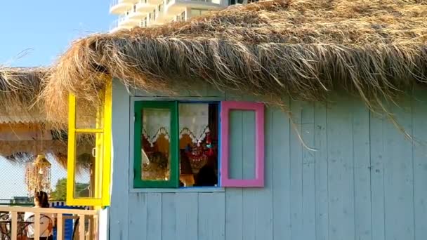 Café Coloré Avec Toit Chaume Façade Multicolore Bâtiment Restaurant Bord — Video