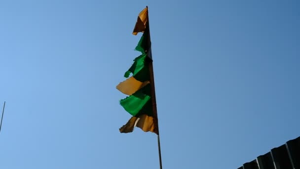 Multi Gekleurde Vlaggen Zwaaien Een Vlaggenmast Straatdecoratie Een Badplaats Dag — Stockvideo