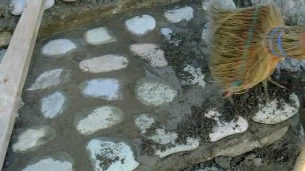 Mason Yola Taş Yığıyor Çimentodan Eklemleri Temizliyorum Renkli Kaldırım Taşları — Stok video