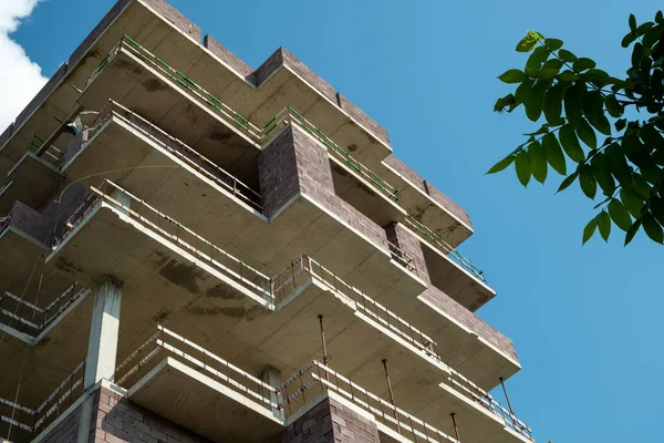 허상이지 기둥으로 보강된 콘크리트 구조물 건물의 불완전 건설중인 아파트들 날이요 — 스톡 사진