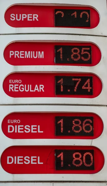 Ein Digitales Glühendes Schild Einer Tankstelle Auf Dem Foto Sind — Stockfoto