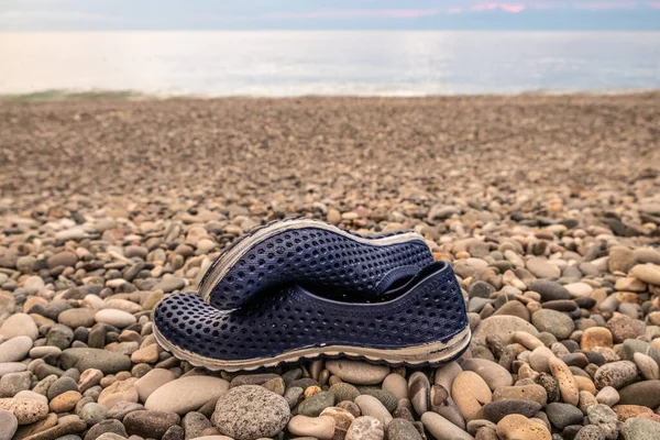 Modré Gumové Koupací Pantofle Pláž Boty Oblázky Blízkosti Moře Royalty Free Stock Fotografie