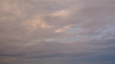 Yağmurdan sonra pembe gün batımı. Siyah, gök gürültülü ve mavi gökyüzü. Denizde gün batımı. Yaz. Georgia.