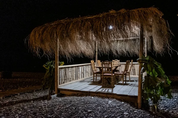 Espreguiçadeira Aconchegante Junto Mar Telhado Corrimão Bambu Móveis Madeira Noite — Fotografia de Stock