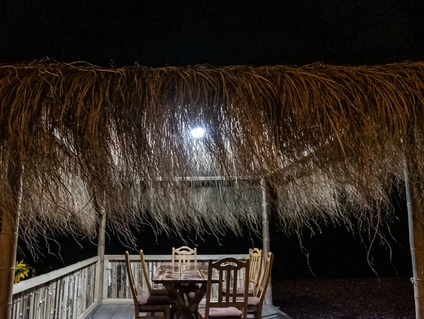 Espreguiçadeira Aconchegante Junto Mar Telhado Corrimão Bambu Móveis Madeira Noite — Fotografia de Stock