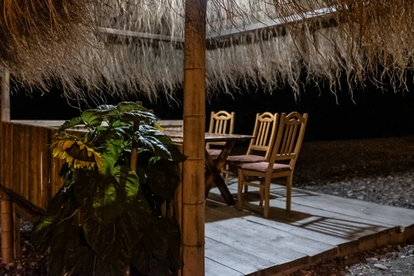 Gemütliche Gartenlaube Meer Reetgedecktes Dach Bambusgeländer Holzmöbel Windiger Abend Einem — Stockfoto