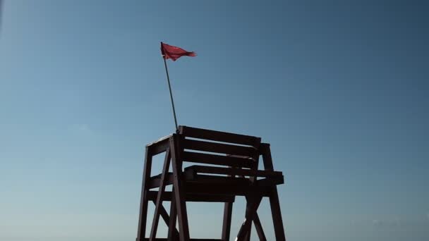 Mentőtorony Tengernél Vörös Megfigyelőhely Víz Közelében Jelzés Vörös Zászló Szél — Stock videók