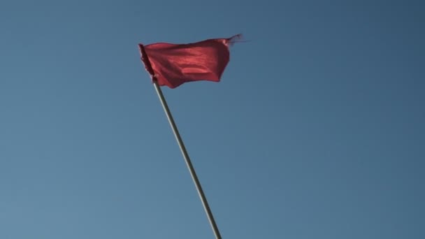 Rettungsturm Meer Roter Beobachtungsposten Wassernähe Signal Rote Flagge Der Wind — Stockvideo