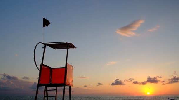 바다를 근처에 관측소가 있어요 바람이 깃발을 갑니다 현수막이 바람에 갑니다 — 비디오