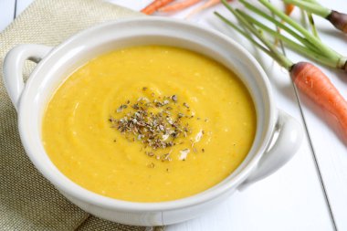 Beyaz masada havuç ile kabak çorbası.