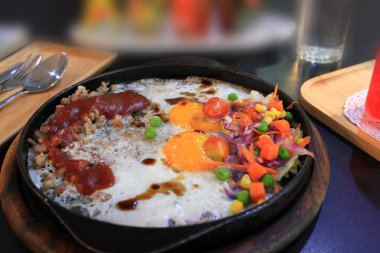 Seçici odak, kahvaltı için sebze ve domuz eti ile kızarmış yumurta, okula gitmeden önce çocuklar için kahvaltı.