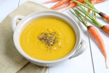 Beyaz masada havuç ile kabak çorbası.