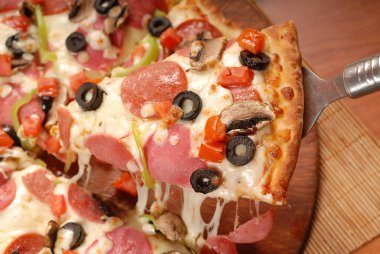 Sucuklu Amerikan pizzası, mozzarella ve domates sosu. Pizza ahşap bir masada, sabah, şafak