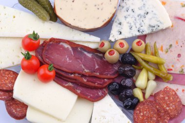 Kahve, portakal suyu, meyve, müsli, tütsülenmiş somon, yumurta, kruvasan, et ve peynirli büyük sağlıklı bir kahvaltı.