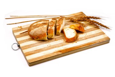 Dilimlenmiş beyaz ekmek ve beyaz arka planda sivri uçlu tahta kesme tahtası