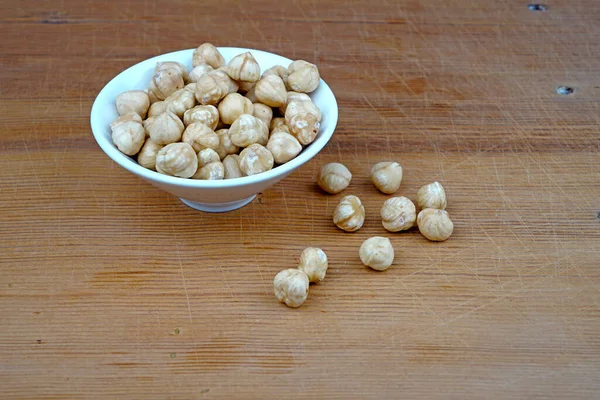 Plateful Ekologisk Hasselnöt Och Spillda Nötter Trä Bakgrund — Stockfoto