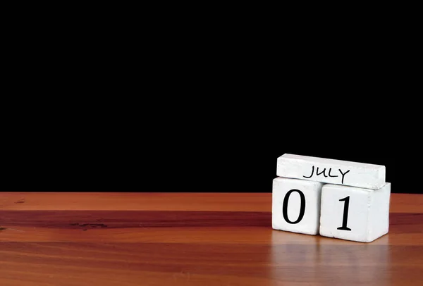 Ιουλίου Ημερολογιακού Μήνα Ημέρα Του Μήνα Ανακλαστικό Ημερολόγιο Ξύλινο Πάτωμα — Φωτογραφία Αρχείου