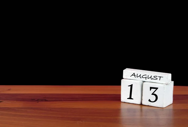 8月13日日历月 每个月13天黑色底色木制地板上的倒影日历 — 图库照片