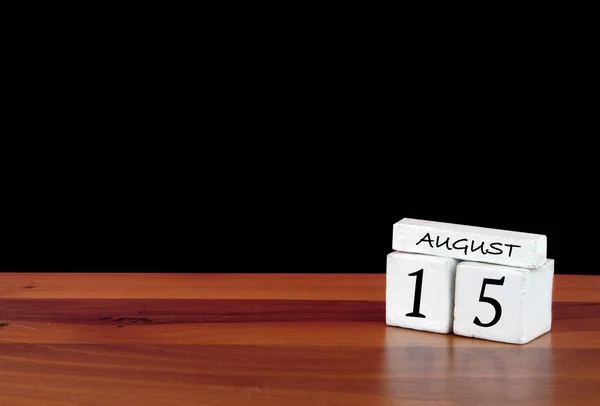 8月15日日历月 每个月15天黑色底色木制地板上的倒影日历 — 图库照片