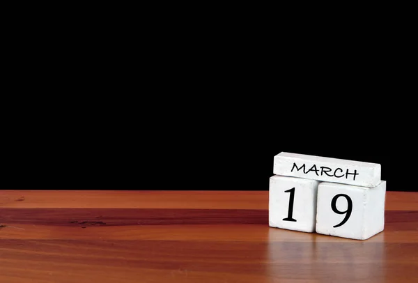 3月19日日历月 一个月19天 黑色底色木制地板上的倒影日历 — 图库照片