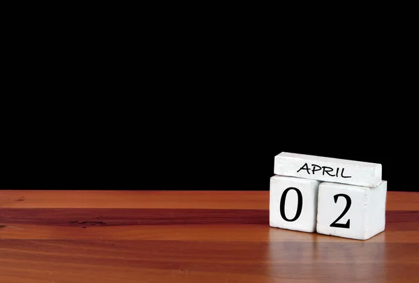 4月2日日历月 2天的月 黑色底色木制地板上的倒影日历 — 图库照片#