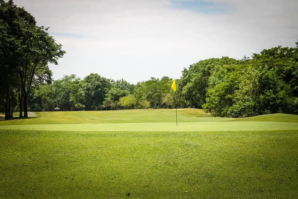 夕方のゴルフコースは、ゴルフコースで輝く太陽光を持っています — ストック写真