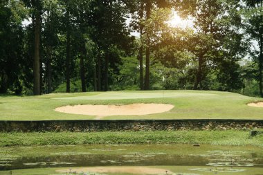 Akşam golf sahasında güneş ışığı var.